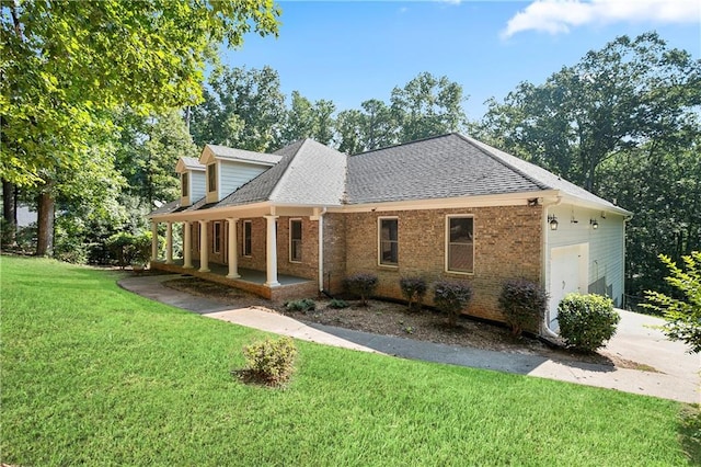 view of front facade featuring covered porch and a front yard