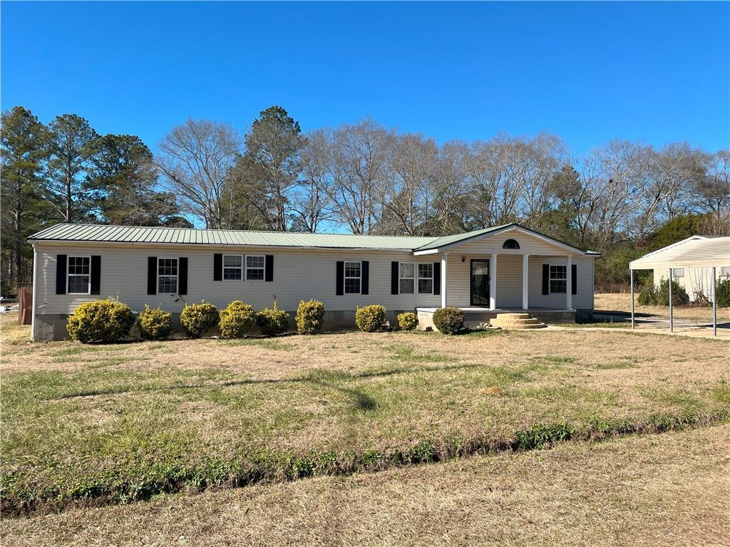 view of front of home featuring a porch and a front yard