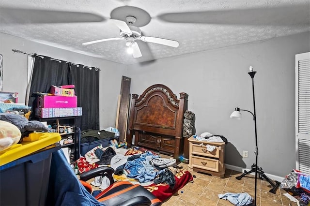 bedroom featuring ceiling fan and a textured ceiling