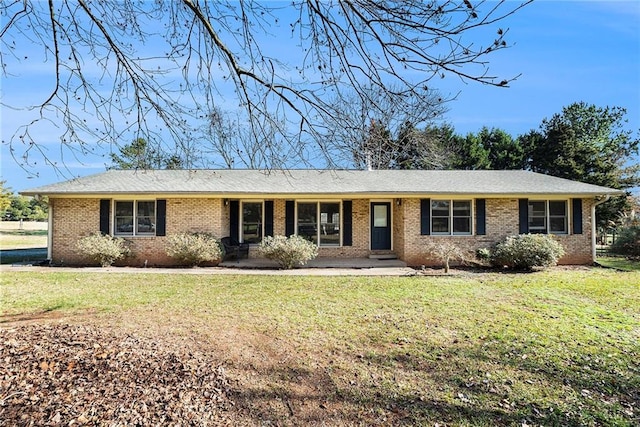 ranch-style house featuring a front yard