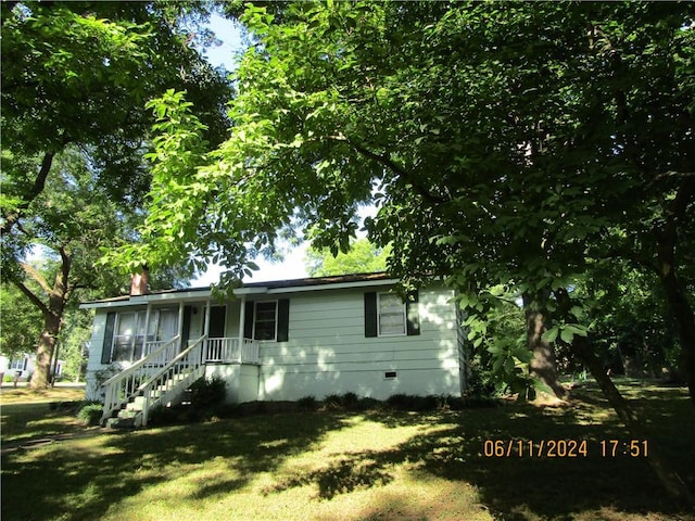 view of front of property with a front yard