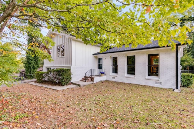 back of house featuring a yard