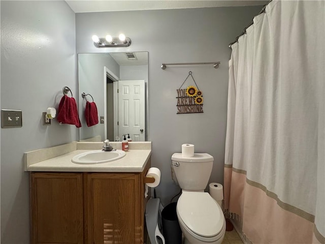 full bath featuring toilet, vanity, a shower with shower curtain, and visible vents