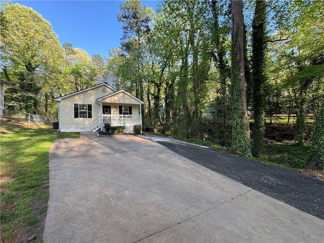 view of front of home with covered porch and a front lawn