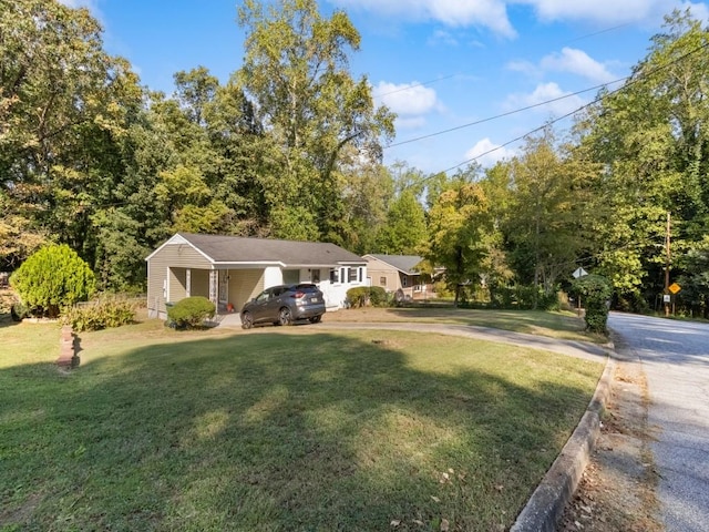 view of front of house with a carport and a front yard