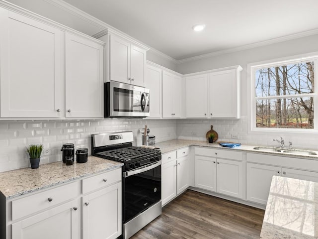 dining space featuring light hardwood / wood-style floors and ornamental molding