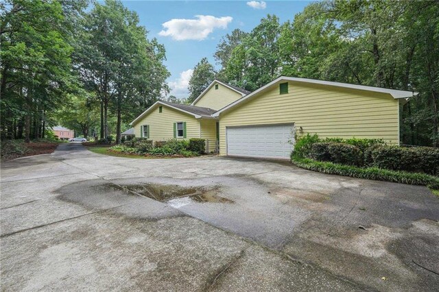 2110 Waterloo Cir, Lawrenceville, GA 30043 - view of side of home with asphalt driveway and an attached garage