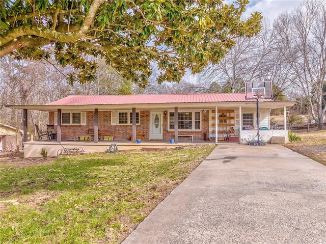 ranch-style home featuring a porch and a front yard