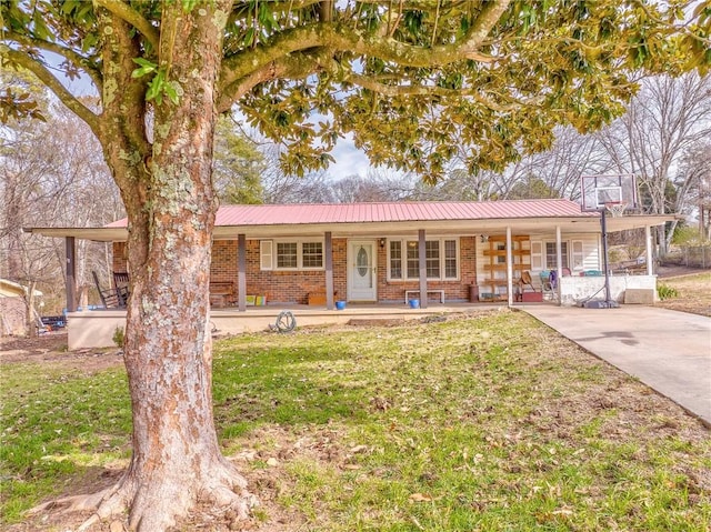 single story home with a front lawn and covered porch