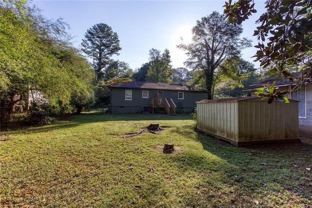 view of yard featuring a storage shed