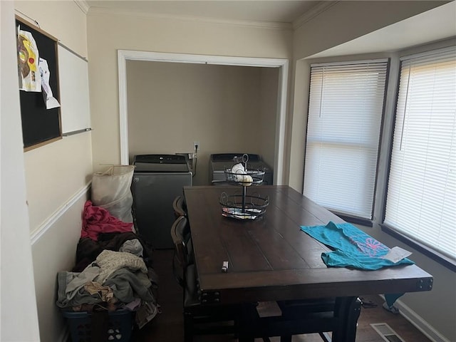 dining space featuring visible vents, a healthy amount of sunlight, ornamental molding, and separate washer and dryer