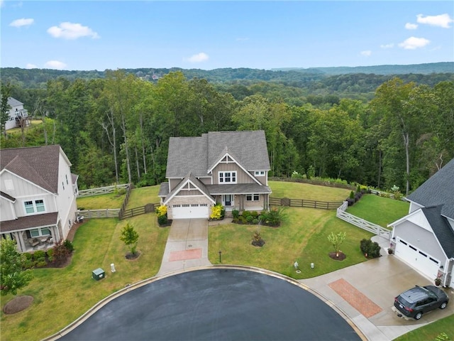 birds eye view of property featuring a forest view