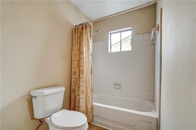full bathroom with shower / bath combination with curtain and toilet