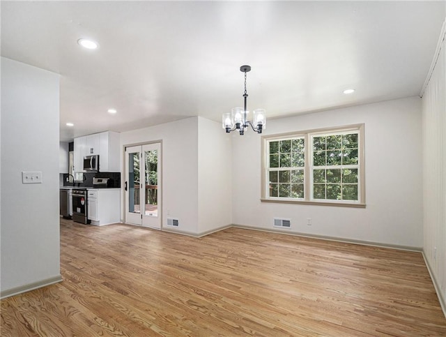 interior space with visible vents, light wood-style flooring, recessed lighting, an inviting chandelier, and baseboards