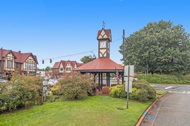 view of property's community featuring a yard