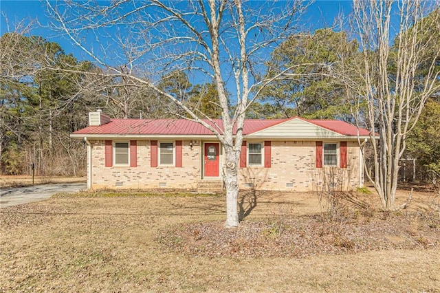 ranch-style house featuring a front yard