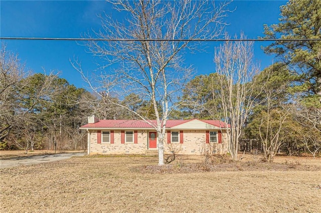 single story home with a front lawn