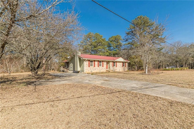 view of front of home with a front lawn