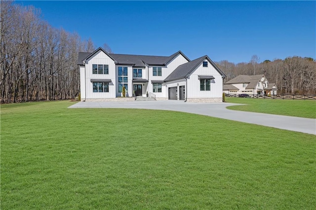 view of front of home featuring a front yard