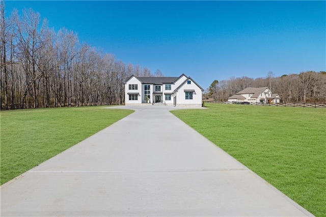 view of front of house featuring a front yard