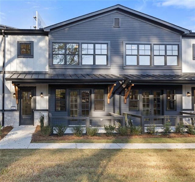 view of front of property with a front yard