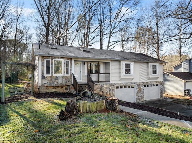 view of front of property featuring a garage and a front yard