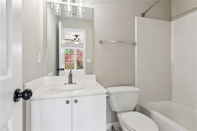 full bathroom featuring washtub / shower combination, vanity, toilet, a ceiling fan, and baseboards