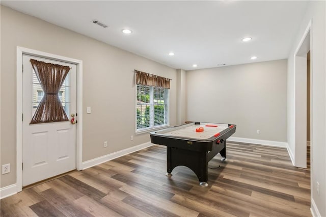 rec room featuring visible vents, recessed lighting, baseboards, and wood finished floors