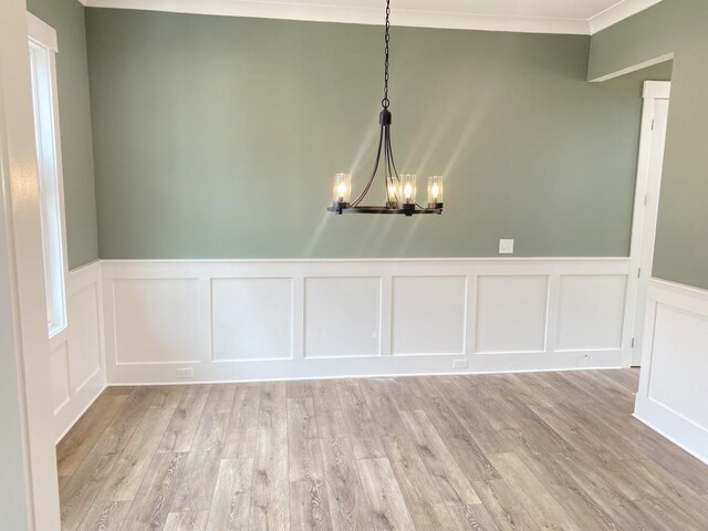 stairway featuring an inviting chandelier and crown molding