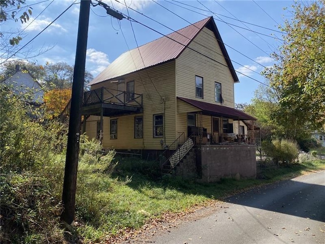 view of side of property featuring a balcony