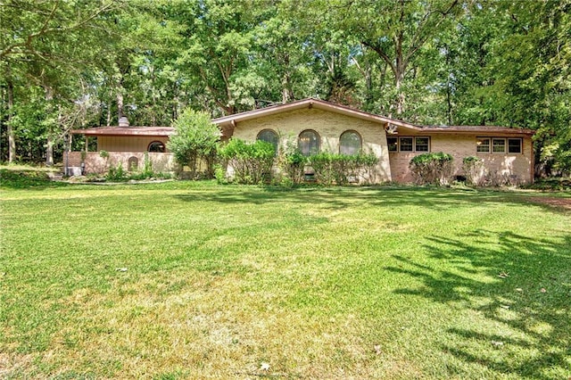 view of front of home featuring a front yard