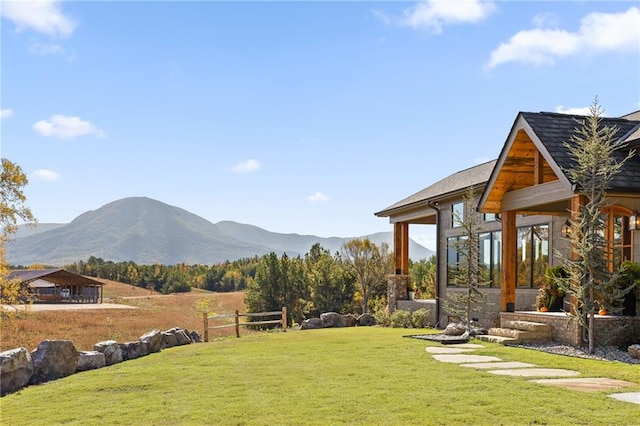 view of yard with a mountain view