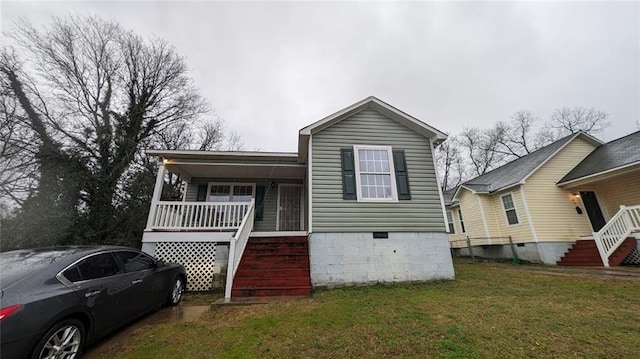 view of front of home featuring a front lawn and covered porch