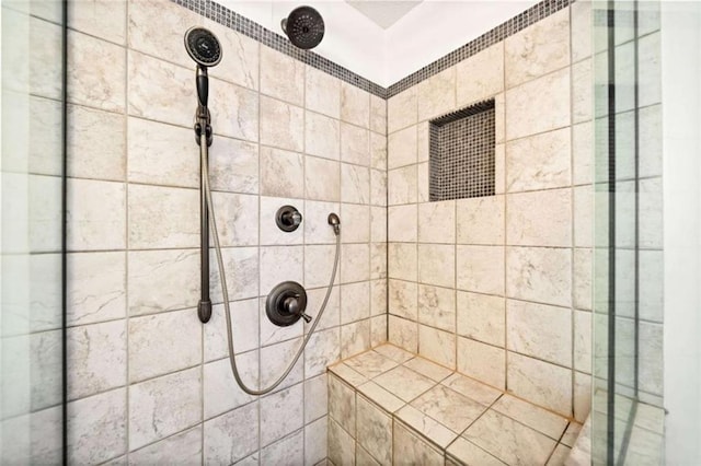 bathroom featuring tiled shower