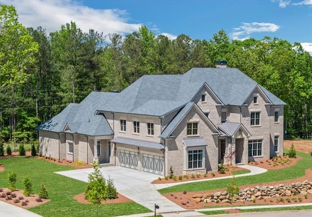 view of front of home featuring a front lawn and a garage