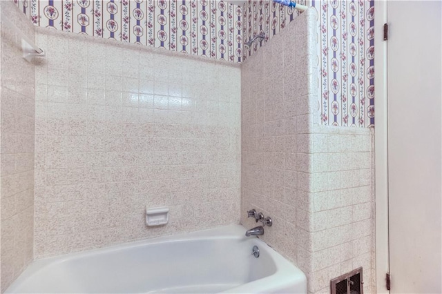 bathroom with tiled shower / bath combo