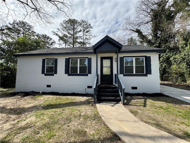 view of front of house featuring a front lawn