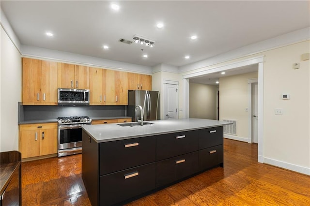 kitchen with dark wood finished floors, visible vents, appliances with stainless steel finishes, and a sink