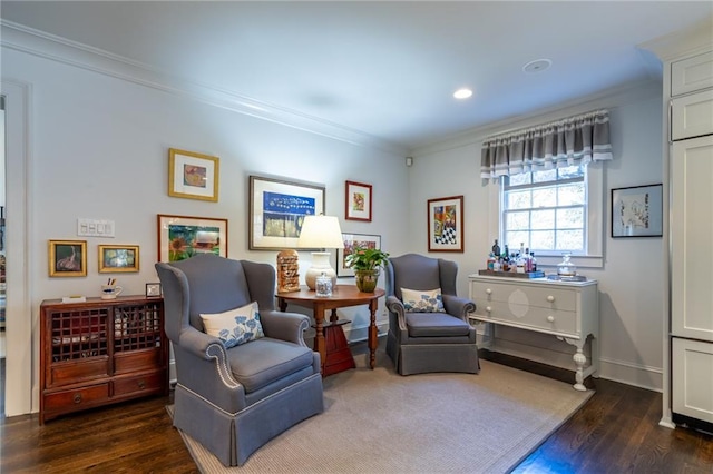 living area with recessed lighting, baseboards, crown molding, and wood finished floors