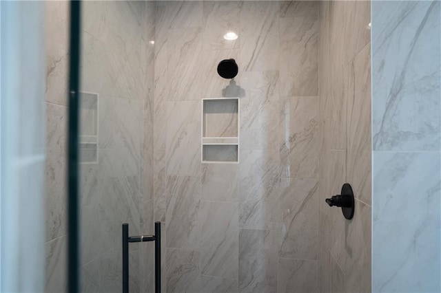 room details featuring a tile shower