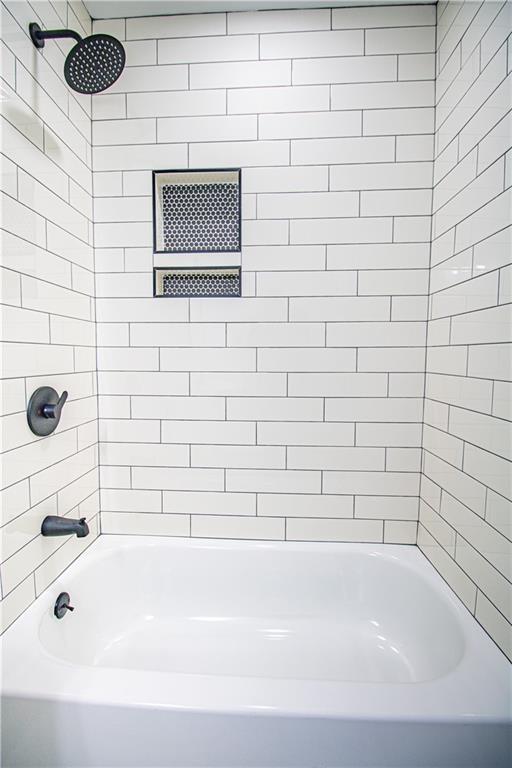 bathroom featuring tiled shower / bath combo