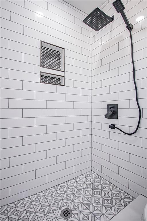 bathroom featuring tiled shower