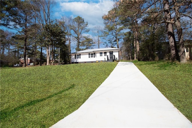 view of front facade featuring a front yard