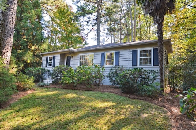 ranch-style home featuring a front lawn