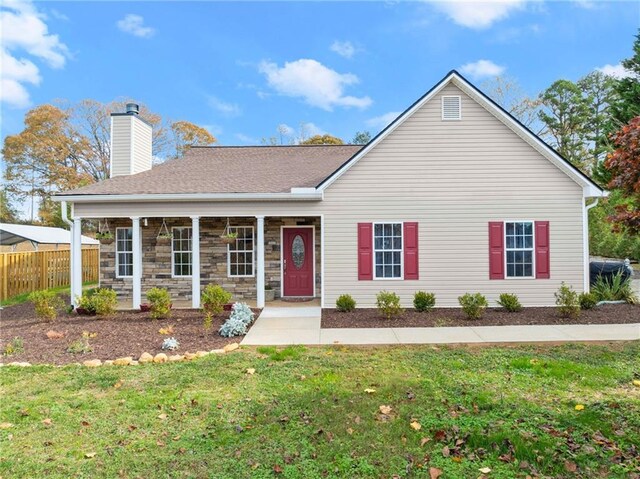 view of front of home featuring a front lawn