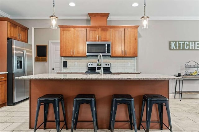 35 Huntington Way, Williamson, GA 30292 - kitchen featuring a breakfast bar area, tasteful backsplash, and stainless steel appliances