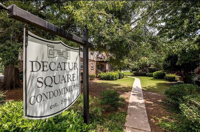 community / neighborhood sign featuring a lawn