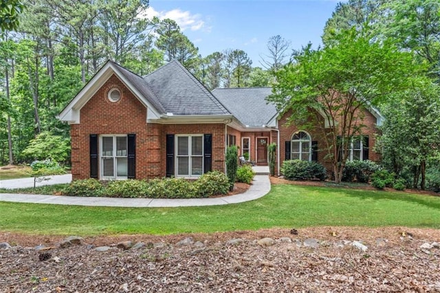 view of front of home featuring a front yard