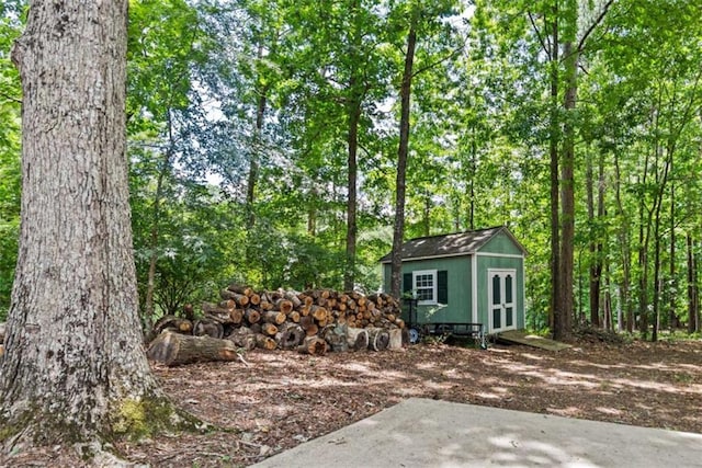 view of yard featuring a storage shed