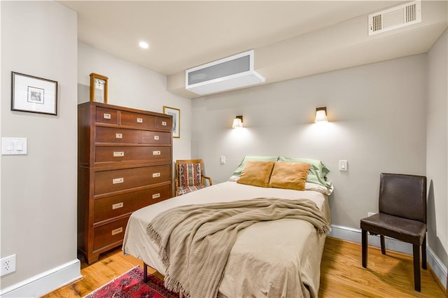 bedroom featuring recessed lighting, visible vents, baseboards, and light wood finished floors